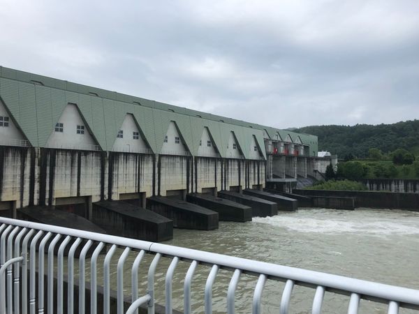 日本・平取町「ダム視察」の写真：平取ダムの歴史を学習