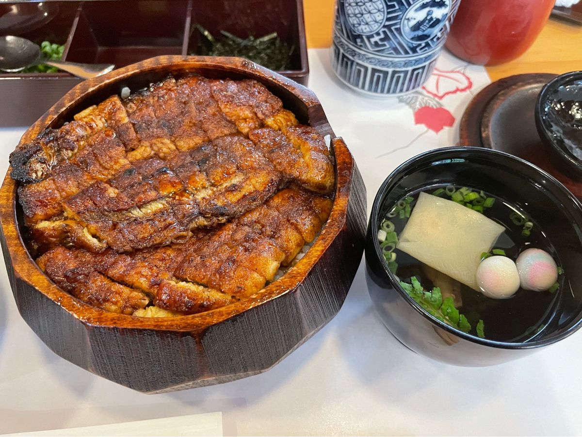 熱田神宮参拝となればやはり蓬莱軒の櫃まぶし。この日は午前中で既に2時間待ち...