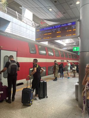 念願のイスラエル🇮🇱
まずは空港から電車でホテルの近くの駅まで移動🚃