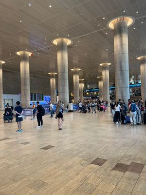 念願のイスラエル🇮🇱
まずは空港から電車でホテルの近くの駅まで移動🚃