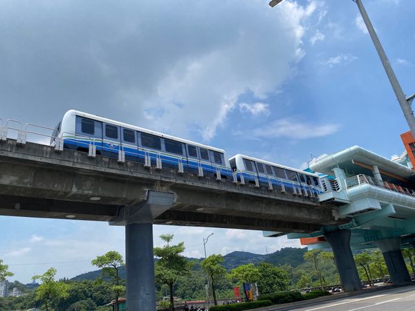 台湾・台北「台湾旅行」の写真：昼食後
MRTを赤から黄土色に乗り換えて...