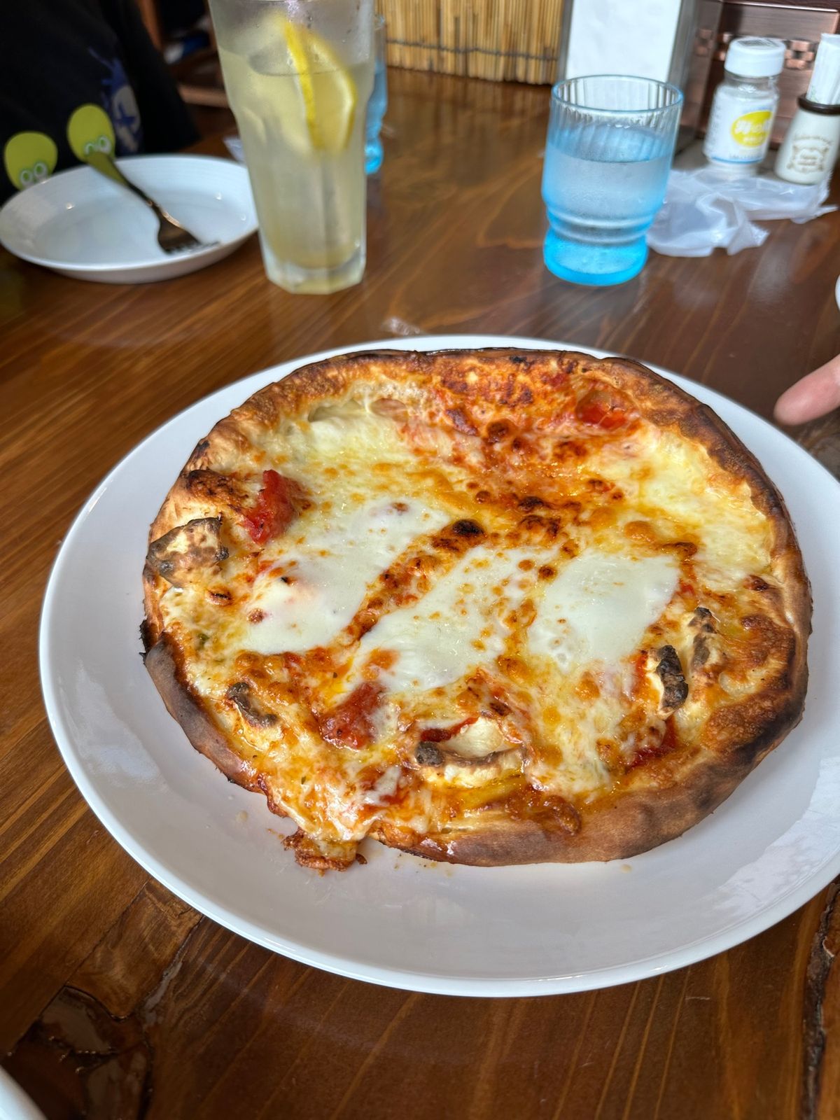 森のピザ工房 ルヴォワール

昔の小学校のような店舗で食べるピザ。ここ、め...