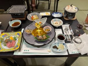 夕飯は個室会場にて。正直部屋のリビングの方が広いので特別室は部屋食もありだ...