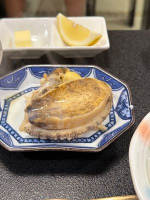 夕飯は個室会場にて。正直部屋のリビングの方が広いので特別室は部屋食もありだ...