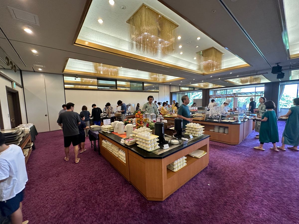 朝食はブッフェ

朝食は佐勘とかの方が地元食材使ってる感があって好きかな！...