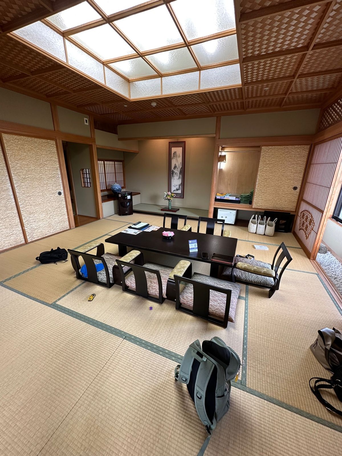 秋保に戻り宿へ

泊まる宿は「緑水亭」。多分初めて泊まる温泉旅館。部屋は「...