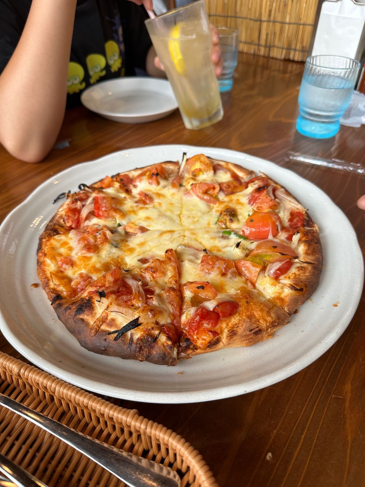 森のピザ工房 ルヴォワール

昔の小学校のような店舗で食べるピザ。ここ、め...