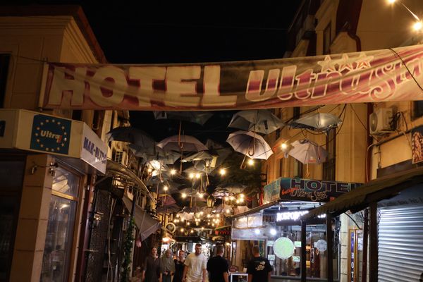 マケドニア共和国・スコピエ「東欧周遊🇹🇷🇧🇬🇲🇰🇦🇱🇬🇷🇫🇮の旅」の写真：スコピエの夜は人も大勢で歩いていてお祭り...