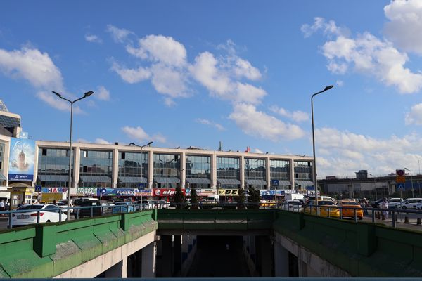 マケドニア共和国・スコピエ「東欧周遊🇹🇷🇧🇬🇲🇰🇦🇱🇬🇷🇫🇮の旅」の写真：ターミナルはいろんなバス会社が集まってい...