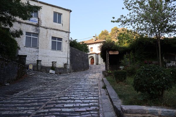 マケドニア共和国・スコピエ「東欧周遊🇹🇷🇧🇬🇲🇰🇦🇱🇬🇷🇫🇮の旅」の写真：ジロカスタルも坂が多い街でした。バスター...