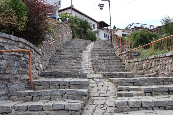マケドニア共和国・スコピエ「東欧周遊🇹🇷🇧🇬🇲🇰🇦🇱🇬🇷🇫🇮の旅」の写真：オフリドは旧市街には城壁もあり、基本的に...