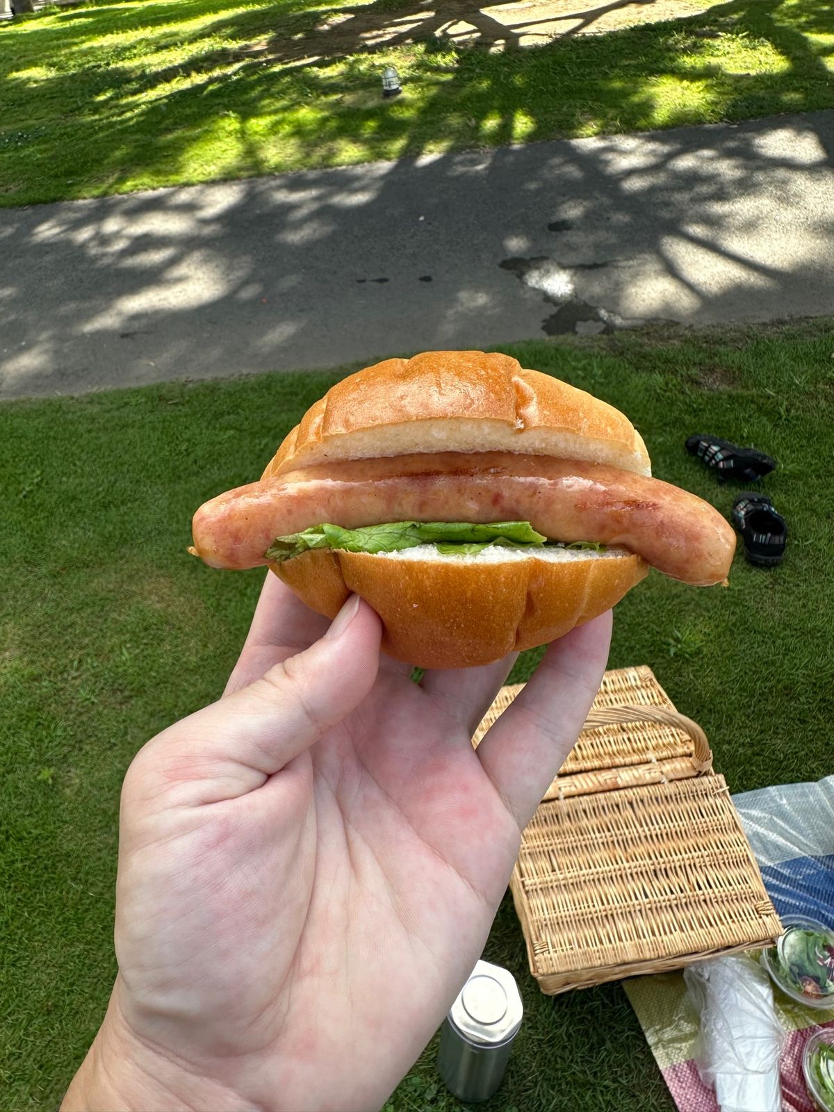 ようやく朝食。朝食はサンドウィッチ、牛乳、スープ、サラダ、フルーツなど色々...