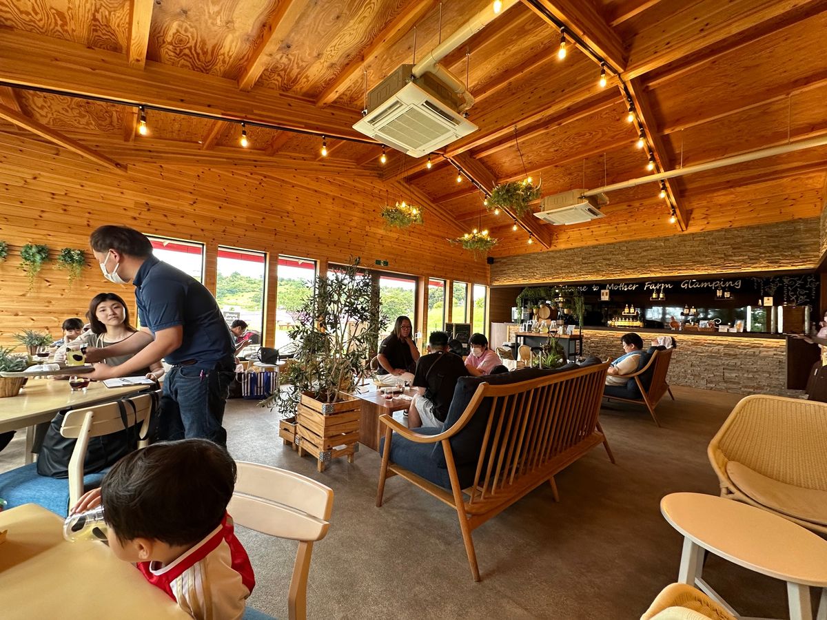 マザー牧場に到着。
グランピング利用者は専用の駐車場があり受付につながって...