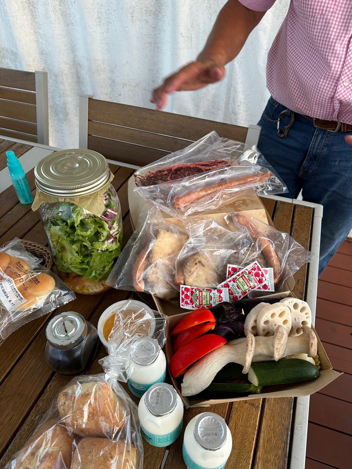 夕食BBQ

大人はサーロインステーキとソーセージ
小学生はチキンとソーセ...