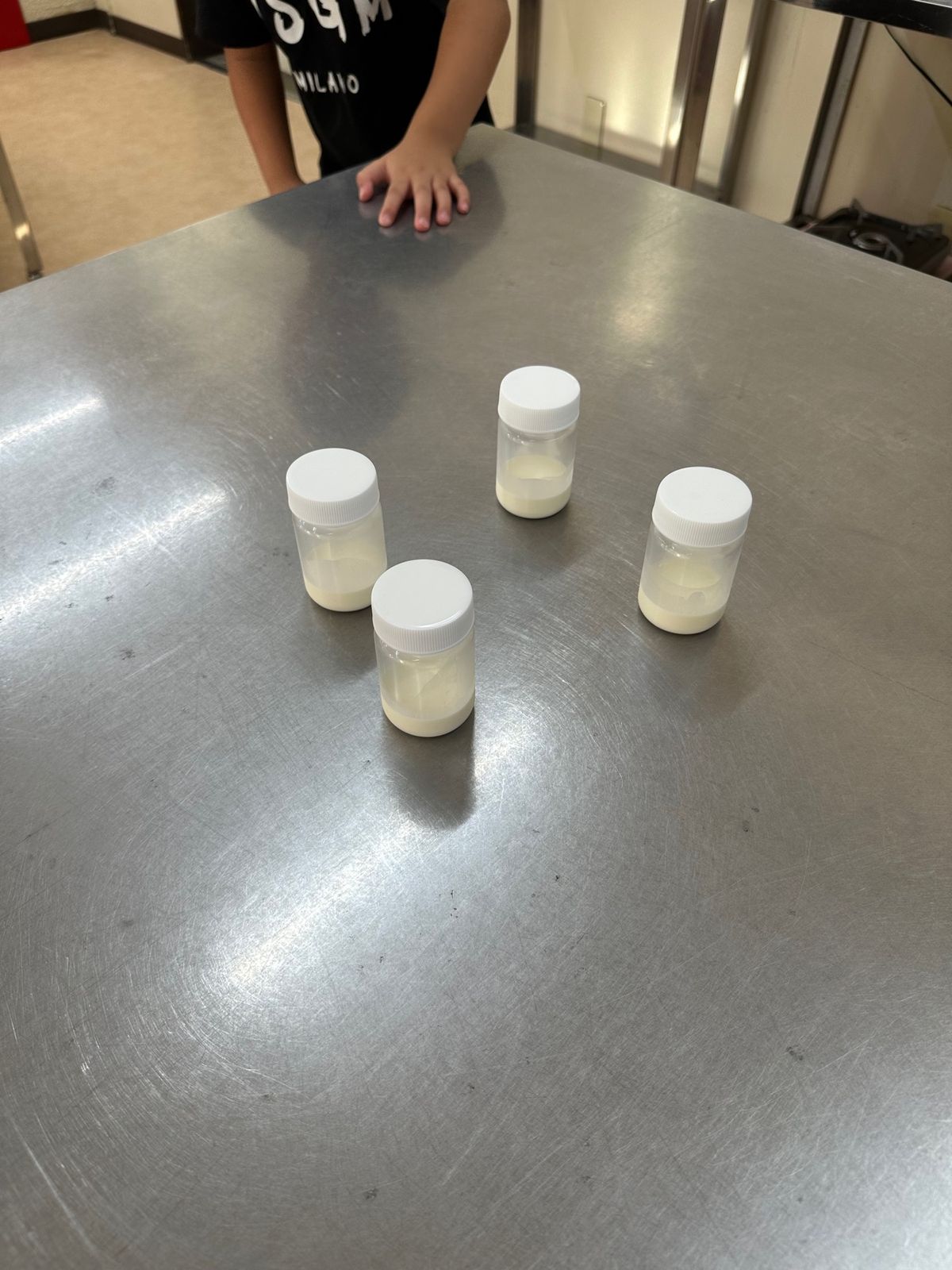 バター作り体験

生クリームをひたすら振りまくる10分。
子供は楽しそう。