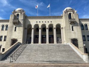 豊橋公園の隣には豊橋市公会堂があります。昭和6年建築という歴史ある建物です...