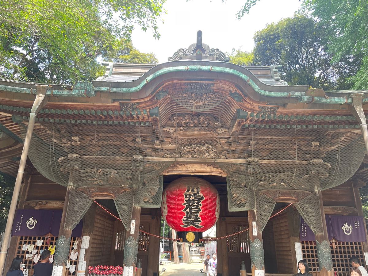 豊川稲荷を参拝。商売繁盛を祈願。