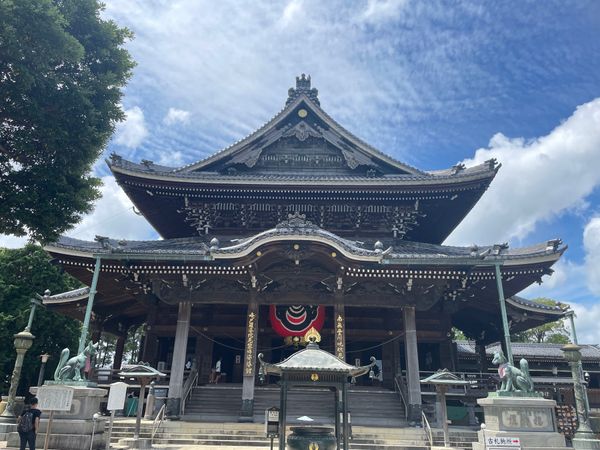 日本・愛知県「豊川稲荷と豊橋カレーうどん」の写真：豊川稲荷を参拝。商売繁盛を祈願。