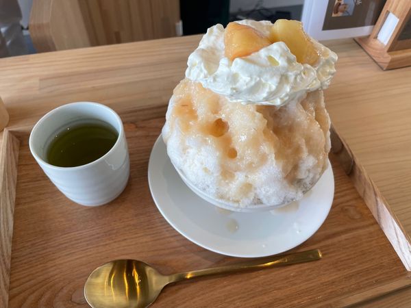 日本・愛知県「豊川稲荷と豊橋カレーうどん」の写真：暑かったので一休み。桃のかき氷をいただき...