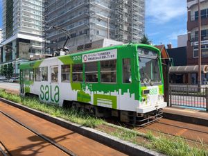 豊橋市内には路面電車も走ってます。これに乗るのも今回の目的の一つでした。