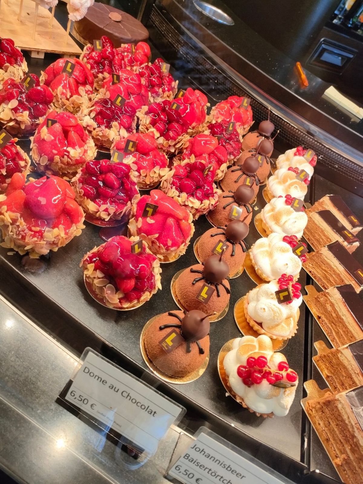 本物のヴルストと🍺
手より大きいプレッツェル🥨サンド
おしゃれなカフェでの朝食😋