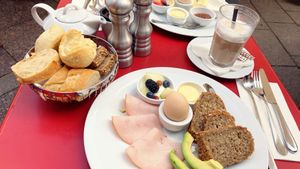 本物のヴルストと🍺
手より大きいプレッツェル🥨サンド
おしゃれなカフェでの朝食😋