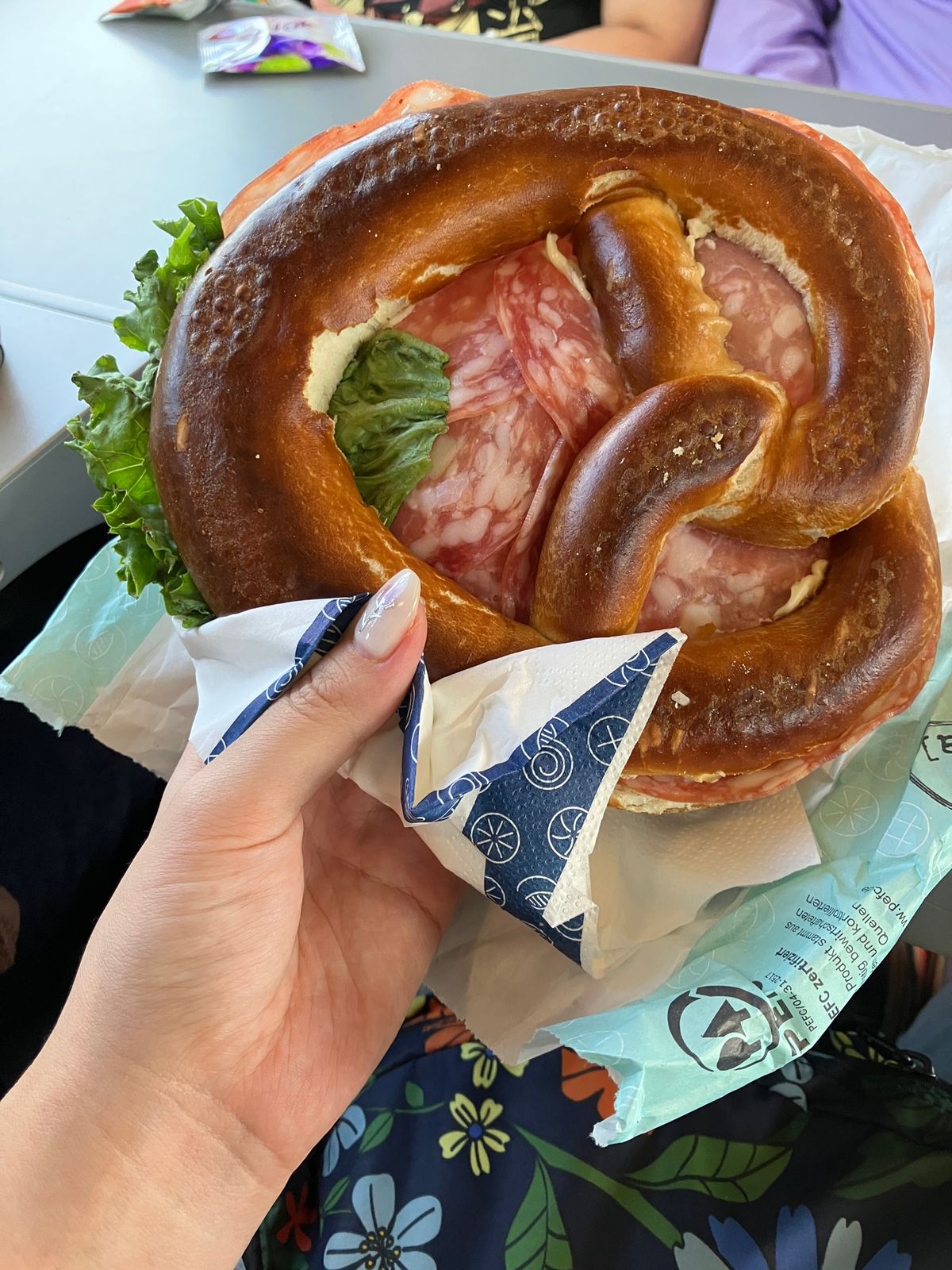 本物のヴルストと🍺
手より大きいプレッツェル🥨サンド
おしゃれなカフェでの朝食😋