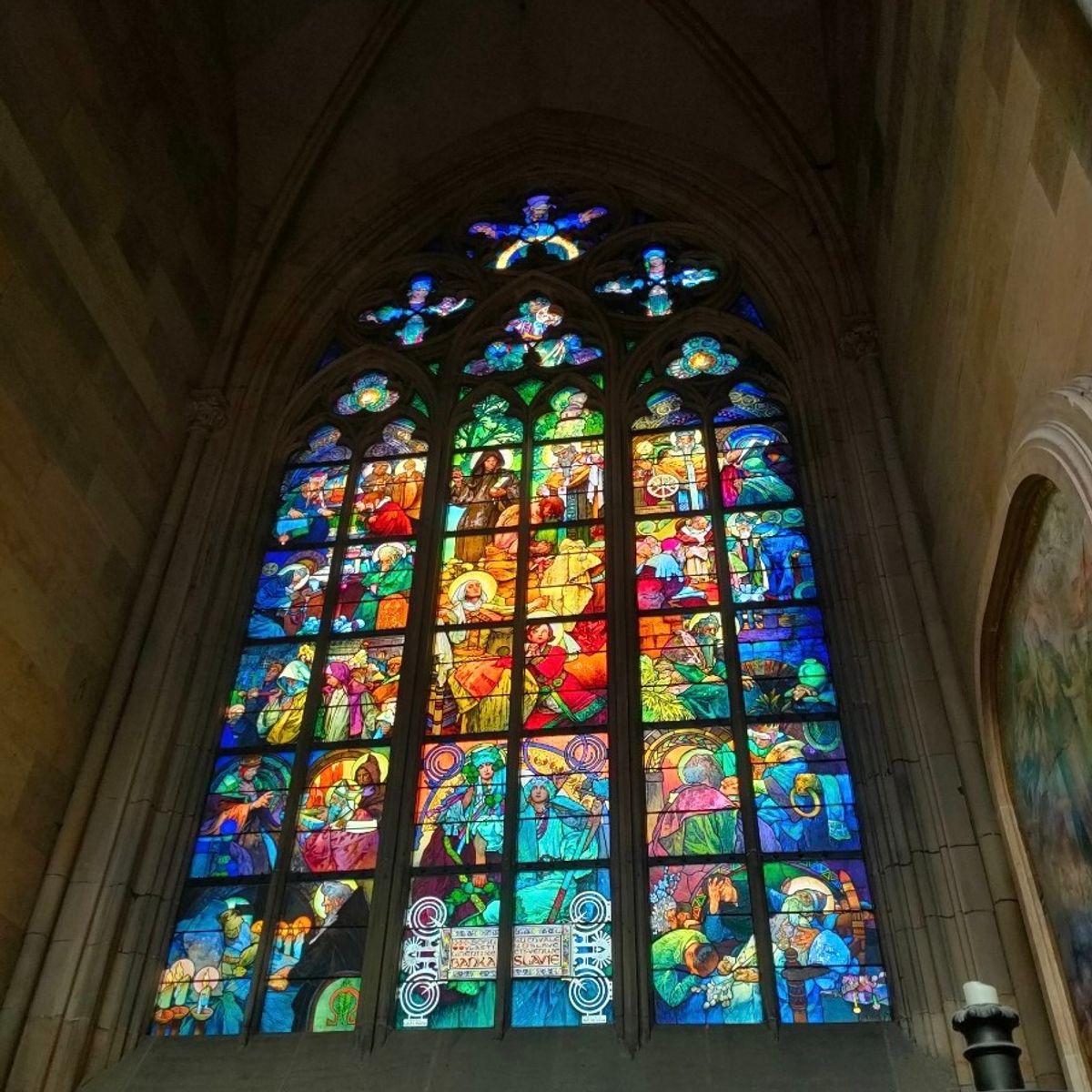 プラハ城にも行きました。
ミュシャが手がけたステンドグラスが美しい😍

こ...