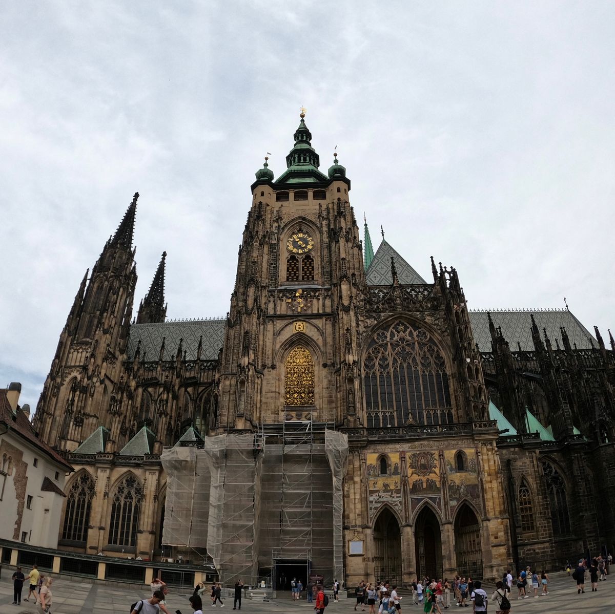 プラハ城にも行きました。
ミュシャが手がけたステンドグラスが美しい😍

こ...