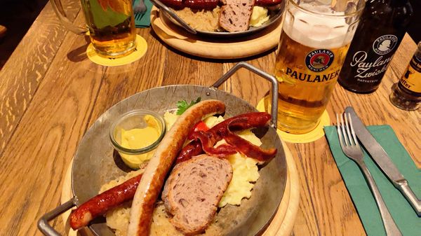 チェコ共和国・プラハ「ヨーロッパ弾丸旅　その2」の写真：本物のヴルストと🍺
手より大きいプレッツ...