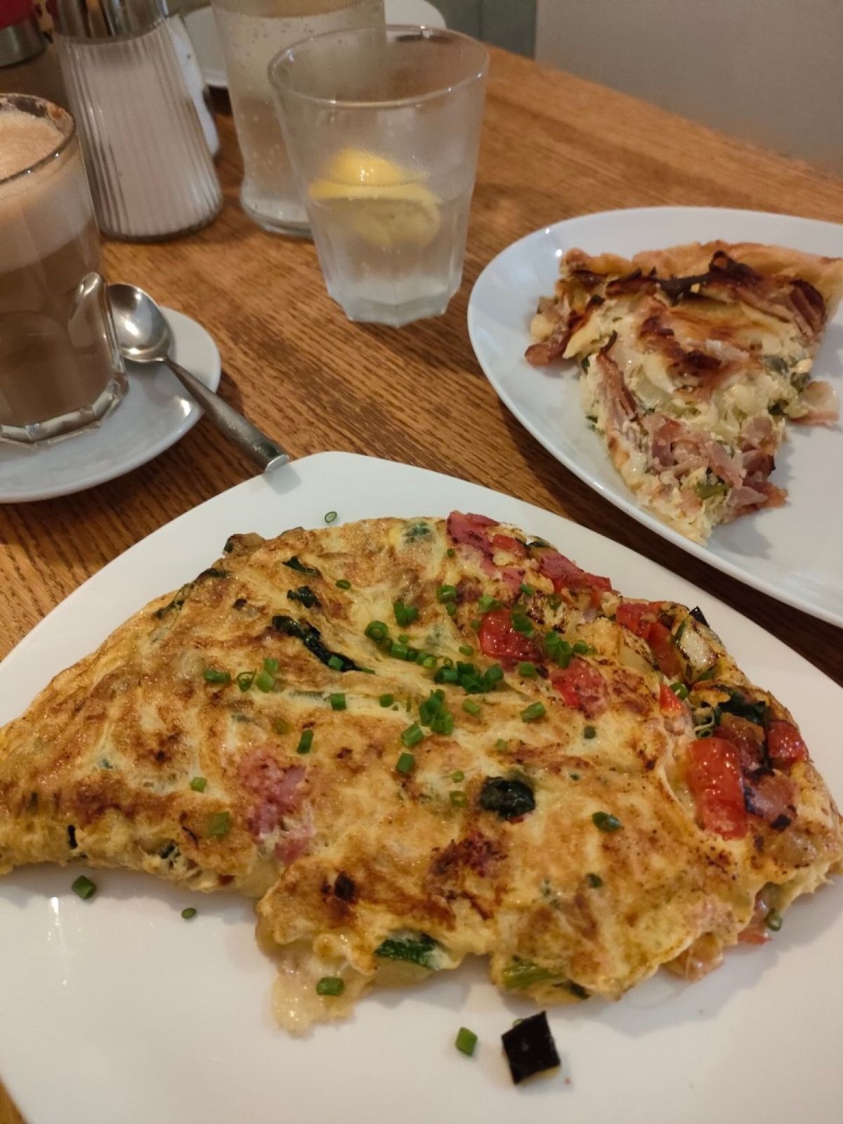 ウィーン出発の朝から🌭
プラスカフェでオールインオムレツ😘