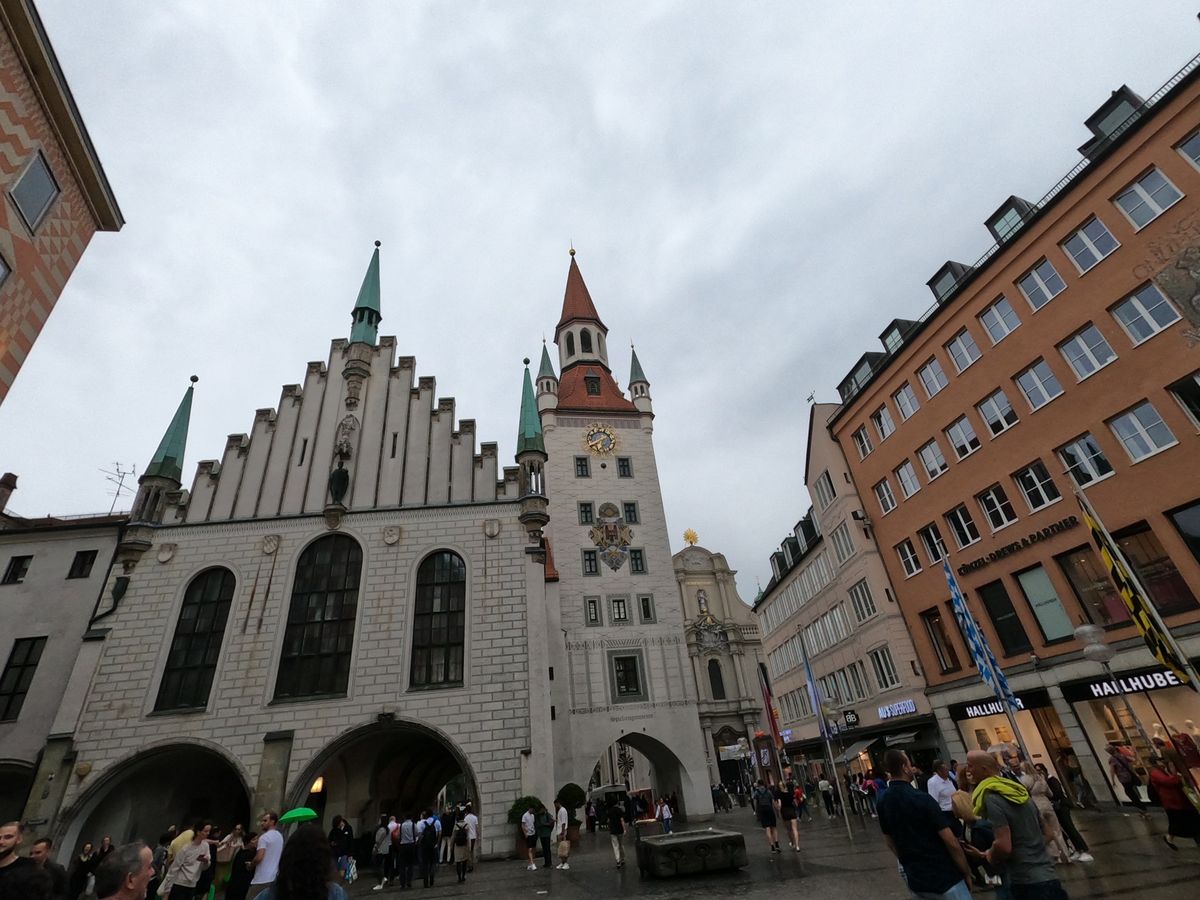 ミュンヘンに着いた日はあいにくの天気ですが、早速壮大な建物に圧倒されました。