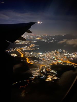 夕方の便で上海から香港へ
香港国際空港に着いたのは午後10時でした。
そこ...