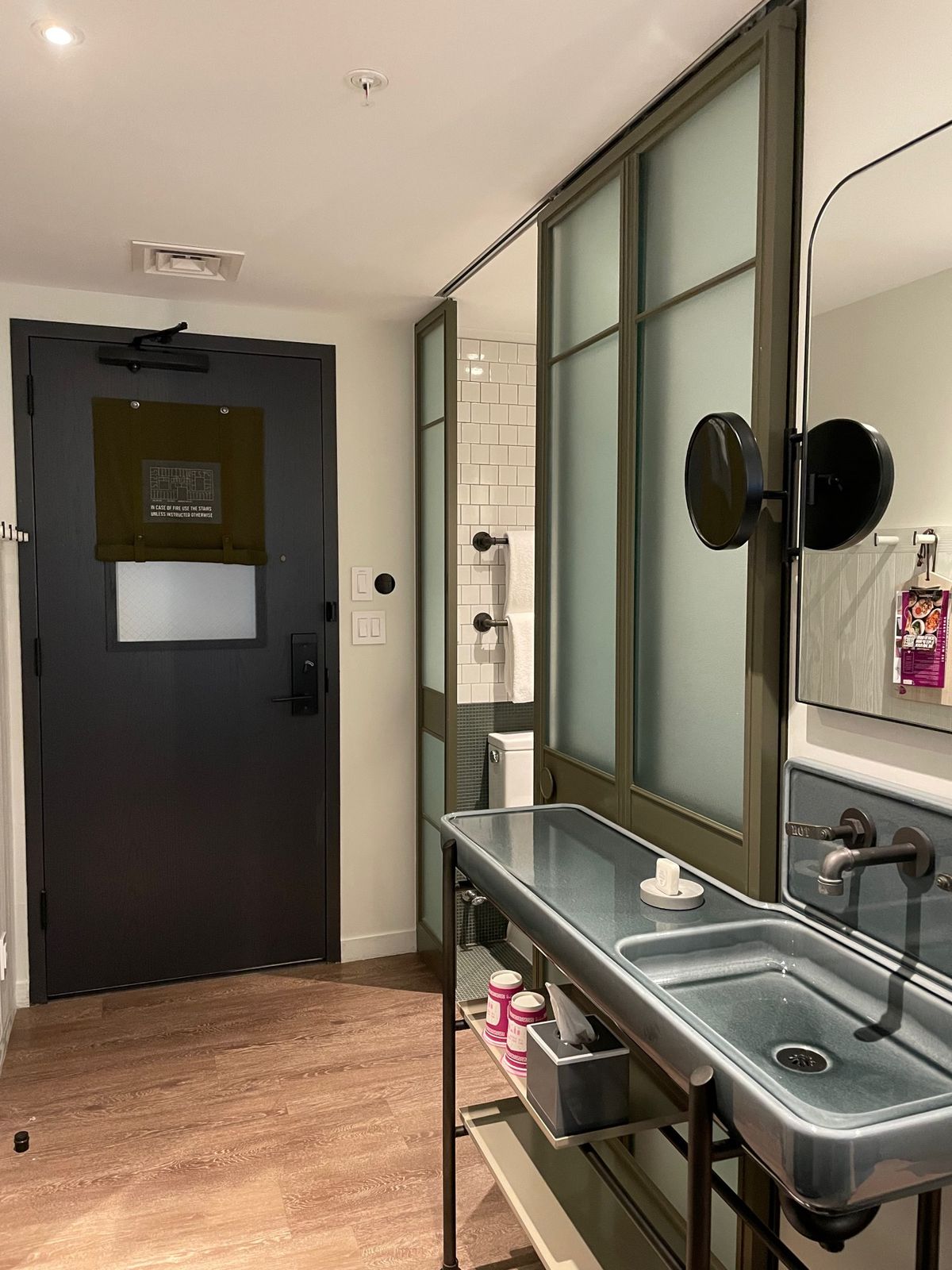 立地は抜群のホテル。手狭だけど居心地良し。