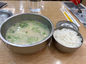 1日目です。この日はまだ一人旅です。
1人なので、晩御飯はソルロンタンを食...