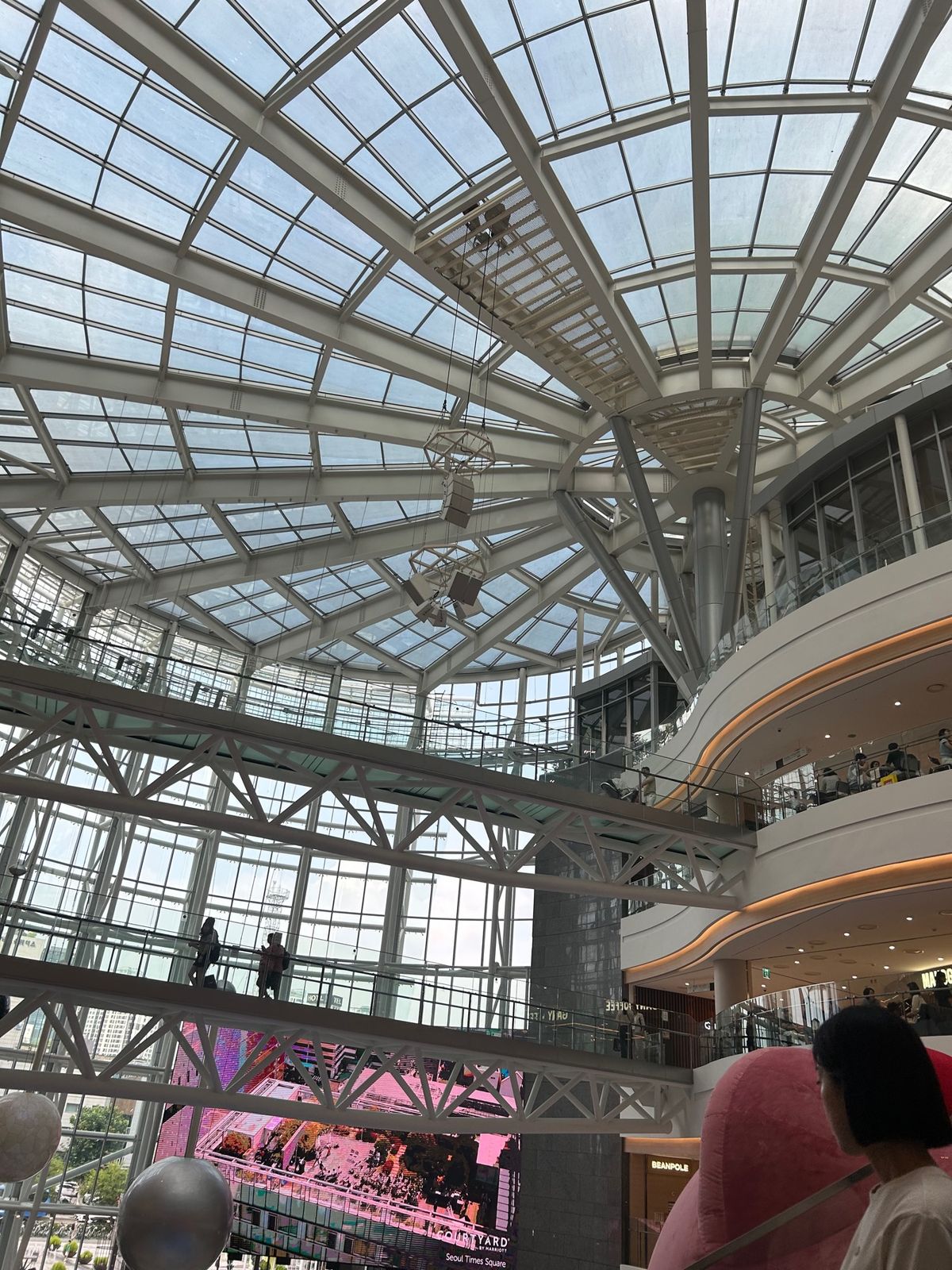 本当に観光客が来ないショッピングモールへ。