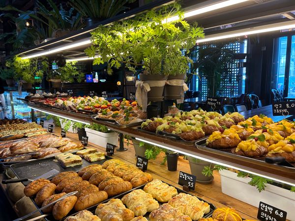 大韓民国 (韓国)・ソウル「初の韓国一人旅」の写真：パンの種類も多くて、大きい！みんなで分け...