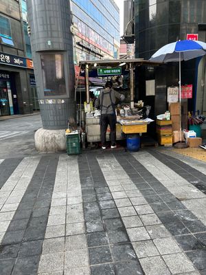 2日目の朝です。ホテルから南大門市場が近かったので、野菜ホットクを食べに行...