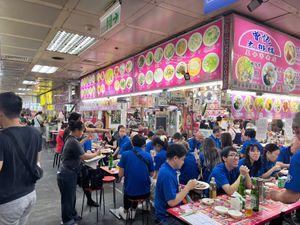 台北初日の夜は超定番の士林夜市へ☝️
土曜日の夜だからなのかめちゃくちゃ人...