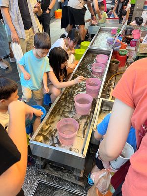 台北初日の夜は超定番の士林夜市へ☝️
土曜日の夜だからなのかめちゃくちゃ人...