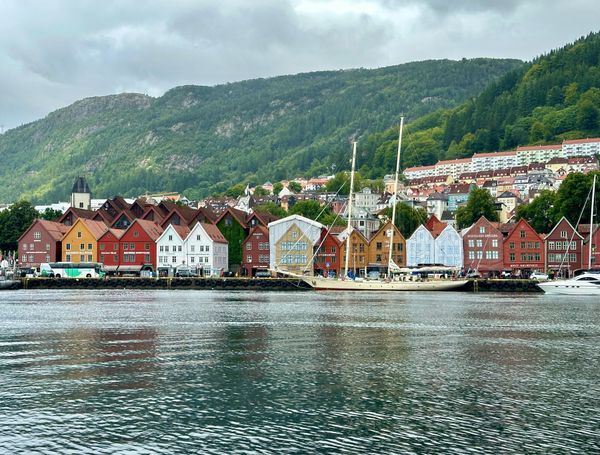 オランダ・Amsterdam「NRT ✈︎ HKG ✈︎ AMS ✈︎ BGO ✈︎ ARN ✈︎ AMS ✈︎ HKG ✈︎ NRT」の写真：世界遺産ブリッゲンの街並みと巨大なトロール🤣