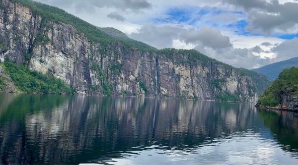 オランダ・Amsterdam「NRT ✈︎ HKG ✈︎ AMS ✈︎ BGO ✈︎ ARN ✈︎ AMS ✈︎ HKG ✈︎ NRT」の写真：オスターフィヨルドとモストラウメン⛴️