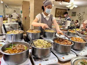 台北近郊のここ、観光客はほぼ居ない。味は最高、最後は香港で和食で〆