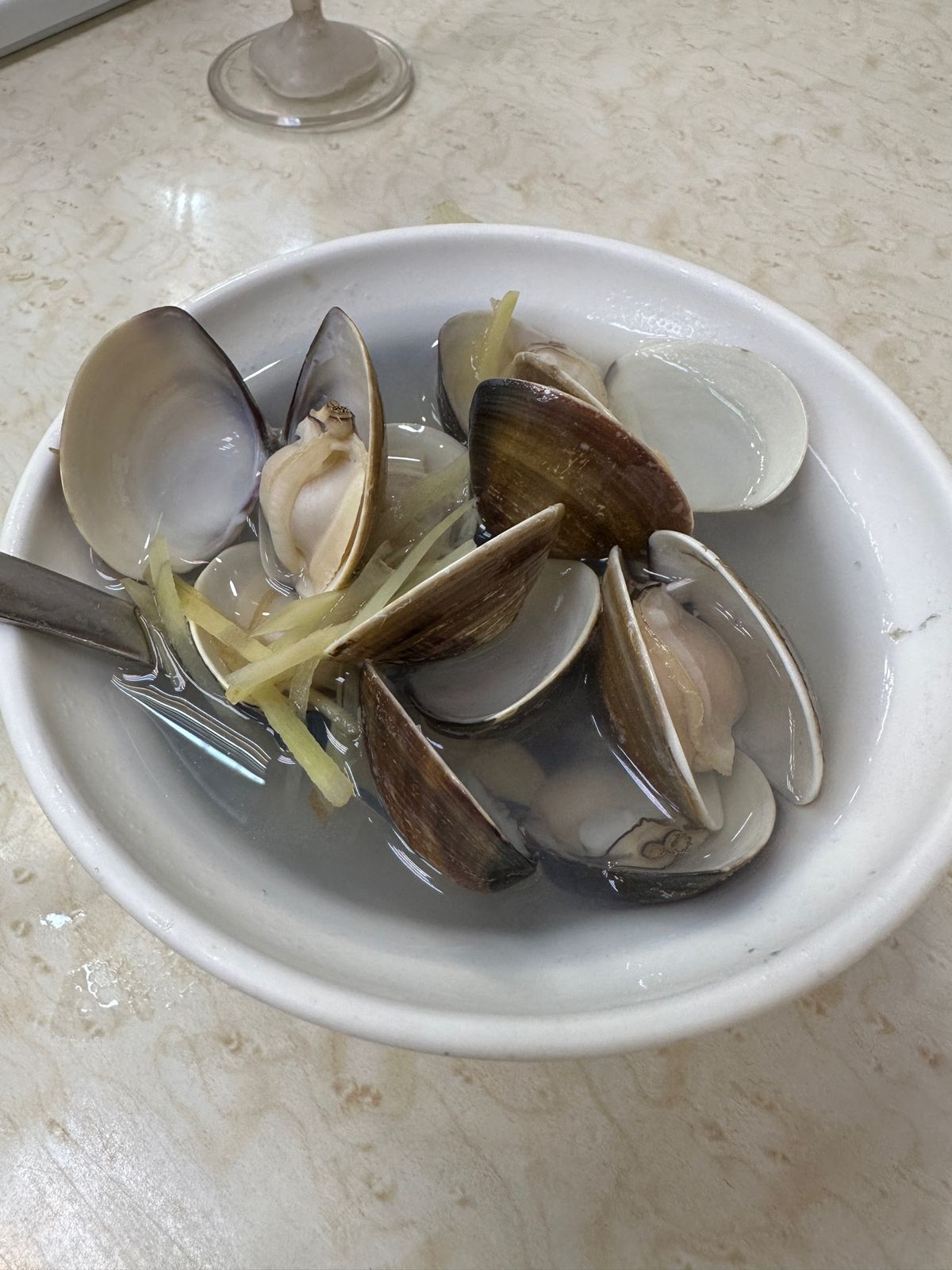 夜も食べる💦香港に駐在していた当時、ここの夜市は何度か訪れていたが、有名な...