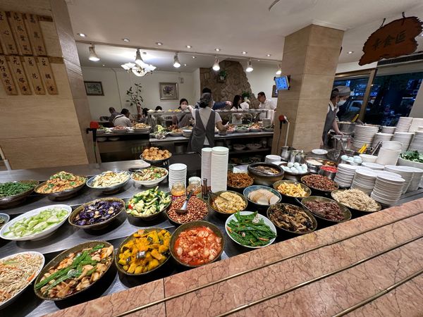 香港・跑馬地Happy Valley「HND ✈︎ HKG ✈︎ TPE ✈︎ HKG ✈︎ NRT」の写真：台北近郊のここ、観光客はほぼ居ない。味は...