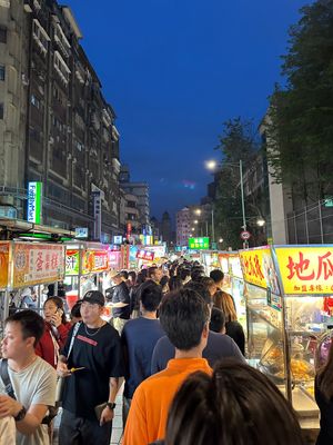 夜も食べる💦香港に駐在していた当時、ここの夜市は何度か訪れていたが、有名な...