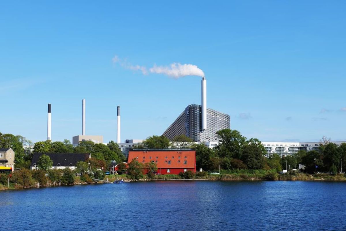 庭やスキー場のある焼却施設