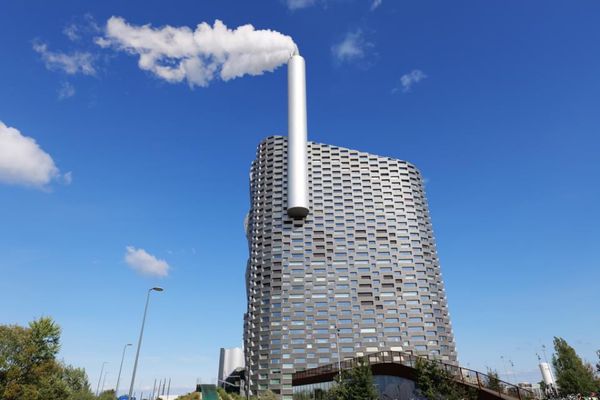 スウェーデン・マルメ「夏休みギリシャ旅」の写真：庭やスキー場のある焼却施設