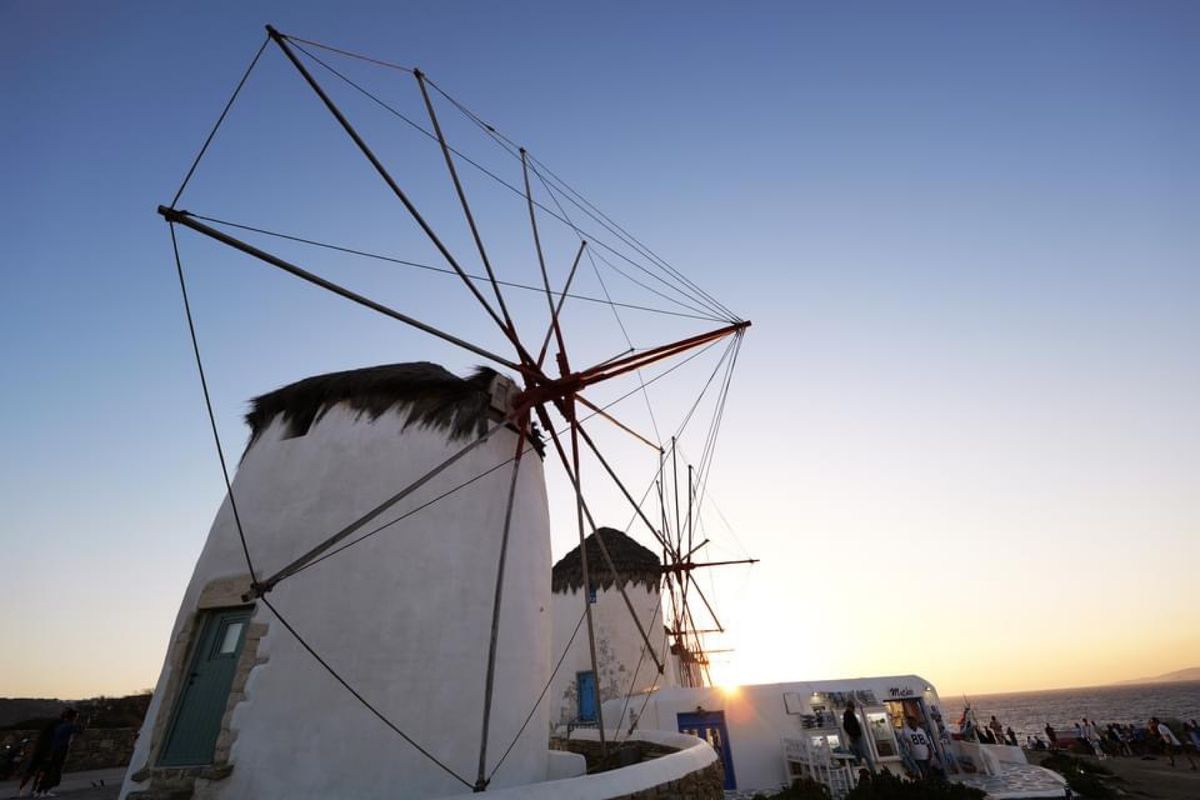 ミコノスの風車と町