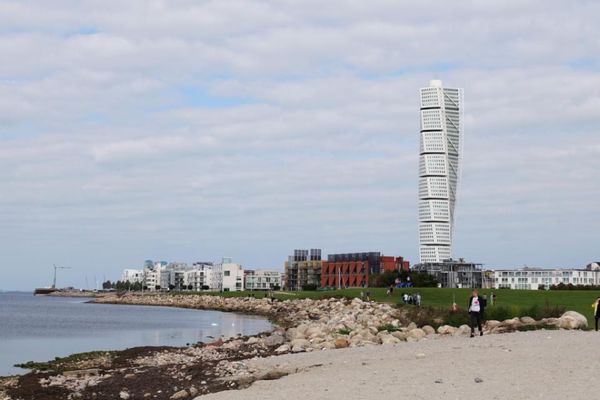 スウェーデン・マルメ「夏休みギリシャ旅」の写真：海上サウナは海に飛び込めます。
全裸の男...